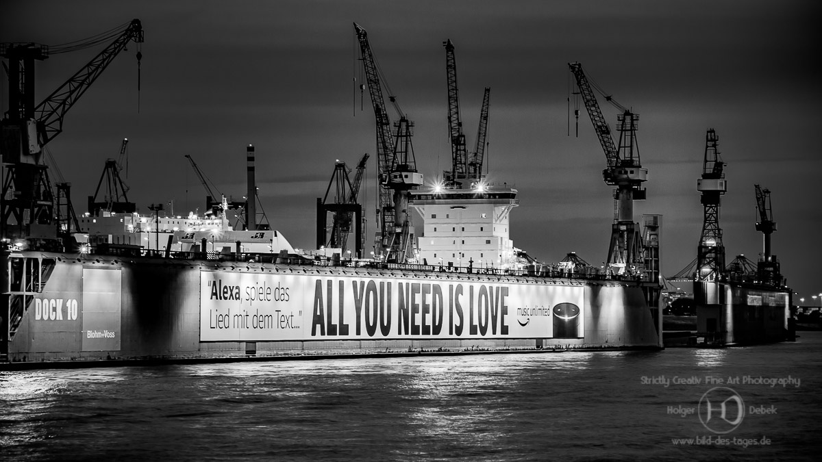Werbung im Hamburger Hafen