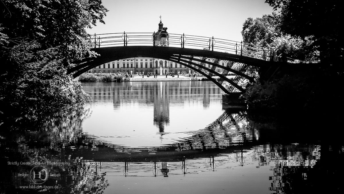 Kisses on a bridge